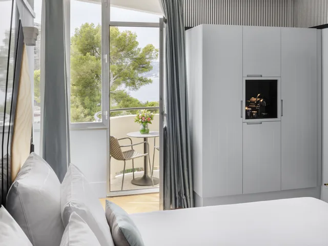 غرفة ديلوكس بسرير مزدوج بإطلالة على البحر، The 1932 Hotel & Spa Cap d'Antibes - MGallery Collection 5/8