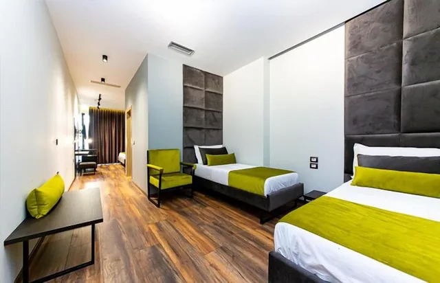 غرفة ديلوكس رباعية بسرير كوين وسريرين منفصلين بشرفة في الطابق الأرضي، Hotel Apollon 2/7