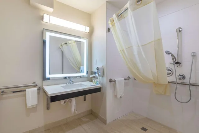 جناح بسريرين كوين لذوي الإعاقة، Quality Inn Banning I-10 7/8