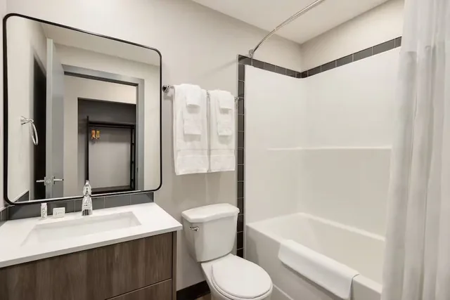 غرفة بسريرين كوين بمطبخ صغير، Ramada by Wyndham West Edmonton Hotel & Suites 5/6