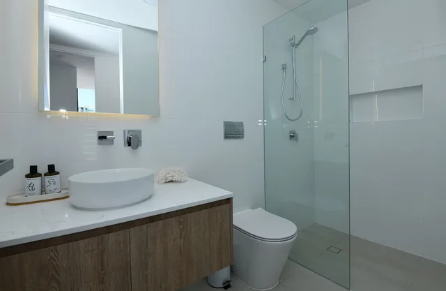 2 Bedrooms, Twin Beds, King Bed, Ocean Front، X Kirra Apartment 3/4