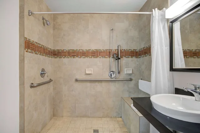 Deluxe, 2 Queen Beds, Accessible, Motel6 Ontario, CA - Convention Center Airport 5/8
