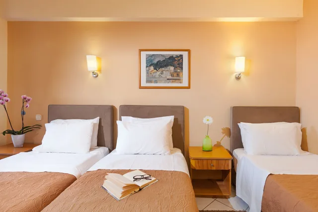 غرفة ثلاثية، Minavra Hotel 2/5