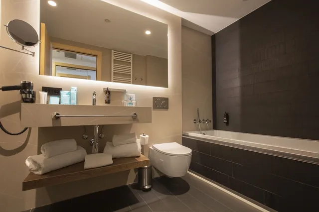 غرفة بسريرين منفصلين بإطلالة على الفناء، Yomo Centric Hotel 6/7