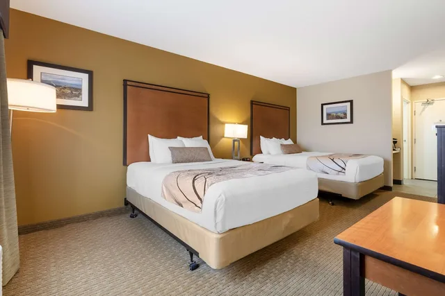 غرفة قياسية بسريرين كوين بإطلالة على الجبل، Best Western Bend North 1/3