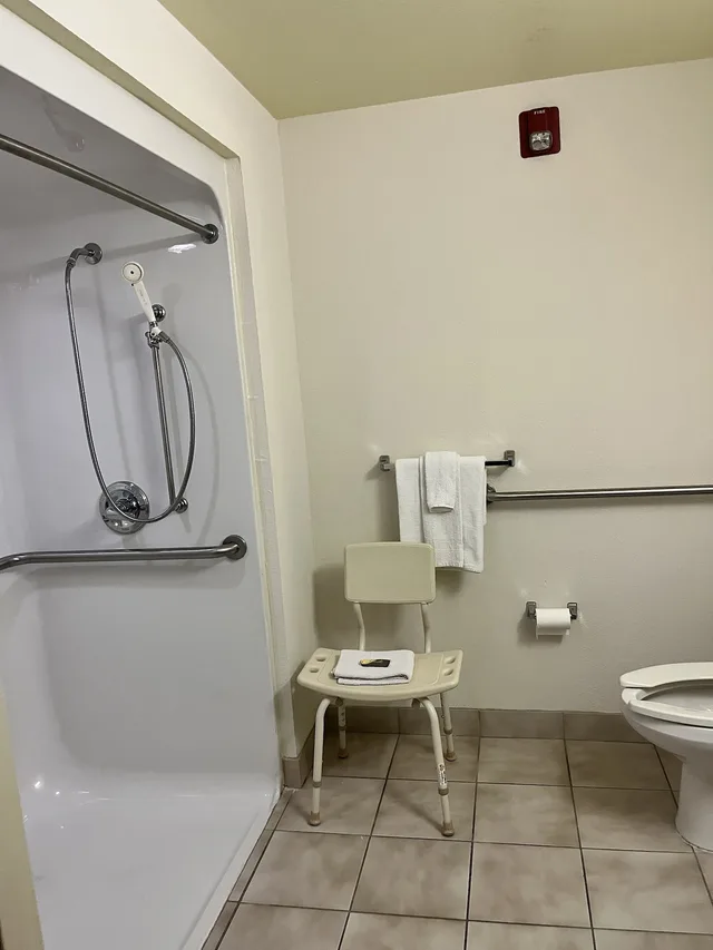 غرفة بسرير كينج لذوي الإعاقة، Howard Johnson by Wyndham Clarksville Tennessee 4/4