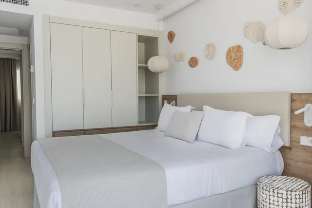 2 Bedrooms, Suite, Balcony or Terrace, Pool Access، Suites Roc Portonova 2/3