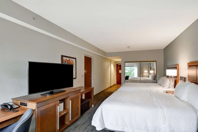 غرفة بسريرين كوين مع أريكة لذوي الإعاقة، Hampton Inn Palm Beach Gardens 2/4
