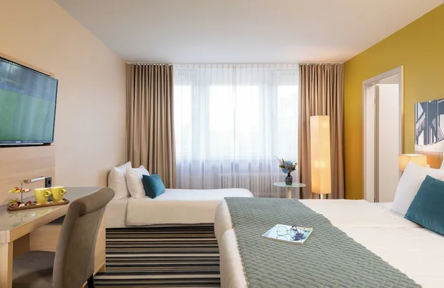 غرفة سوبيريور ثلاثية بسرير مزدوج مع أريكة، Leonardo Hotel Hamburg Elbbruken Ex Gresham Carat Hotel 10/10