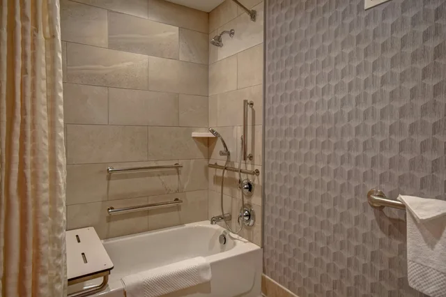 جناح بسريرين كوين لذوي الإعاقة، Embassy Suites Little Rock 2/3
