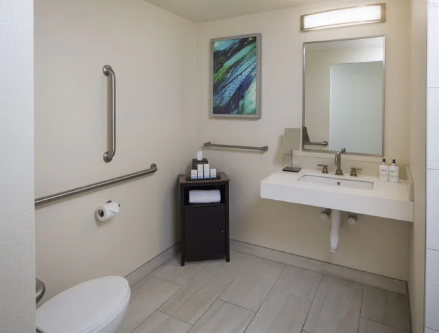 غرفة سوبيريور بسرير كينج بإطلالة على الفناء بشرفة، Ocean View Hotel 5/6