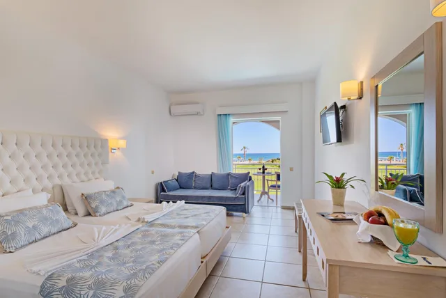 غرفة بسرير مزدوج بإطلالة على البحر بشرفة، Delfina Tropic Beach 1/9