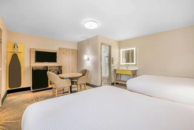 غرفة بسرير كوين وسرير مزدوج، Days Inn by Wyndham Cortez 2/10