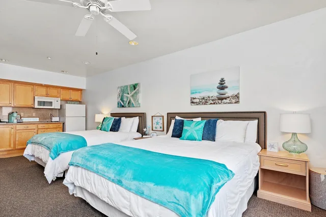 غرفة بسرير كينج وسرير كوين، Beach House Inn & Suites 1/3