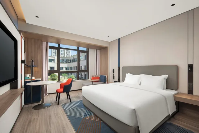 غرفة قياسية بسرير كينج بإطلالة على الحديقة، Holiday Inn Express Chongqing Tongliang 1/5