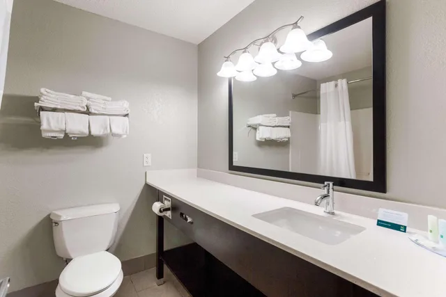 غرفة بسريرين كوين، Quality Inn & Suites Ferdinand 3/3
