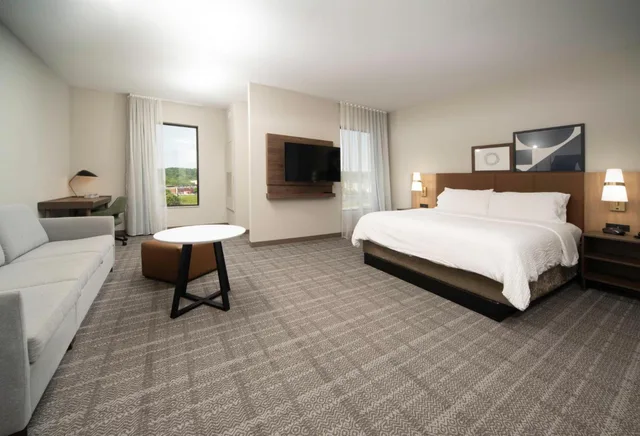 جناح استوديو بسرير كينج مع أريكة لذوي الإعاقة، Staybridge Suites - Cincinnati East - Milford, an IHG Hotel 1/4