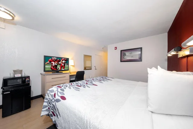 غرفة ديلوكس بسرير كينج، Red Roof Inn Myrtle Beach Hotel - Market Commons 1/3
