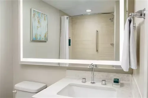غرفة بسرير مزدوج أو سريرين منفصلين بإطلالة جزئية على البحر، Hilton Santa Barbara Beachfront Resort 1/1