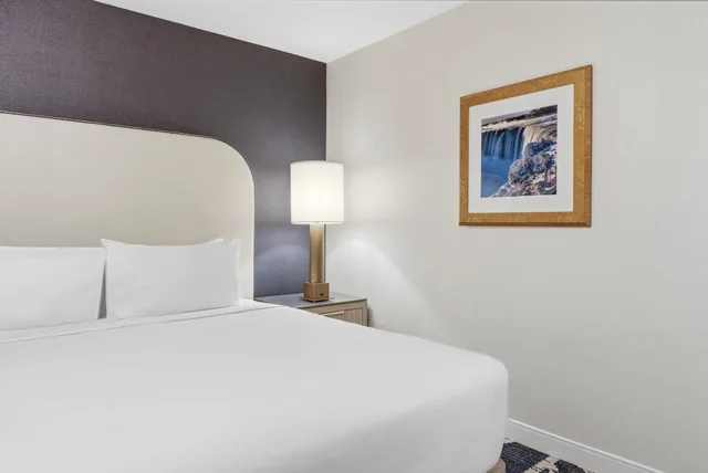 2 Bedrooms, Suite, 3 Queen Beds, Falls View، Embassy Suites By Hilton Niagara Falls Fallsview 3/4