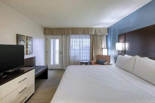 جناح بسرير كينج بغرفة نوم واحدة بمنطقة جلوس، Holiday Inn Hotel Suites Atlanta Airport North 1/5