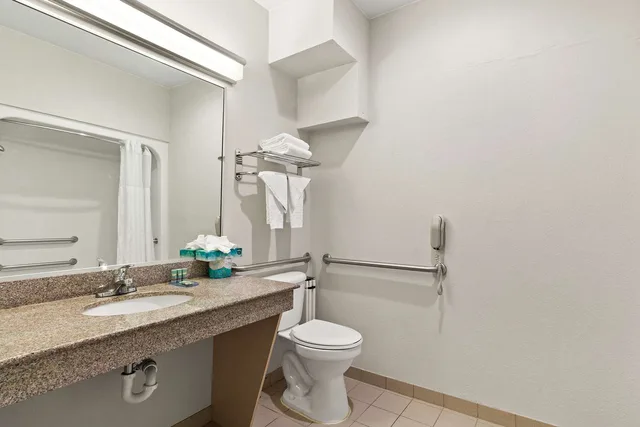جناح بسرير كينج بحوض جاكوزي بحوض استحمام لذوي الإعاقة، Best Western Galleria Inn & Suites Houston 4/5