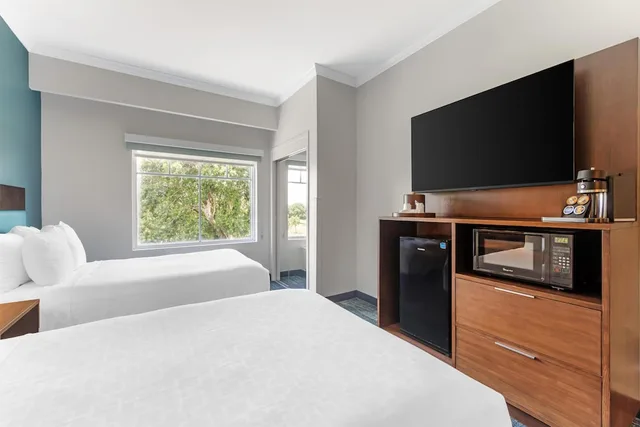 غرفة بسريرين كوين مع أريكة، Best Western Plus Miami Airport North Hotel & Suites 4/8