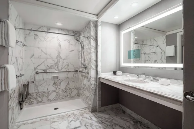 غرفة بريميير بسريرين كوين بشرفة لذوي الإعاقة، The Ritz-Carlton, St. Louis 3/3