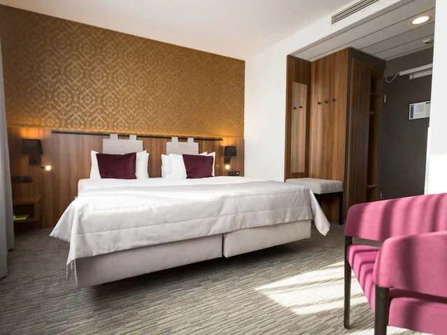 غرفة قياسية بسريرين منفصلين مع أريكة، Best Western Hotel Mariacki 4/7