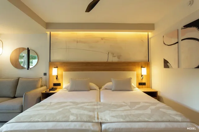 غرفة بسرير مزدوج بشرفة بإطلالة جزئية على البحر، Riu Palace Nautilus - Adults Only 1/10