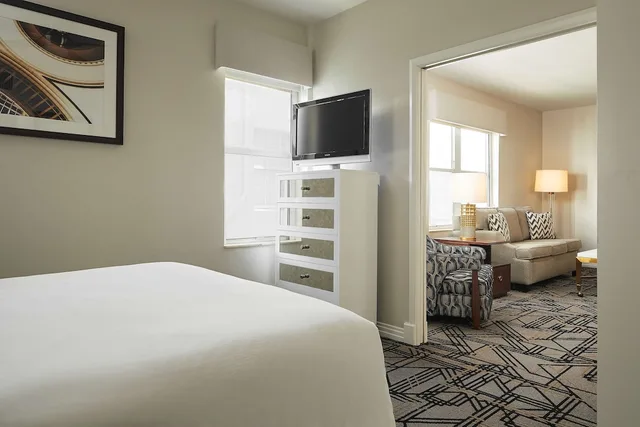 جناح بسرير كوين بغرفة نوم واحدة مع أريكة لذوي الإعاقة، Hilton Grand Vacations Club McAlpin Ocean Plaza Miami 1/3