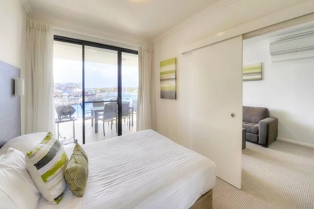 غرفة بسرير كوين بإطلالة على المرسى بغرفة نوم واحدة، Dolphin Quay Apartments 2/5