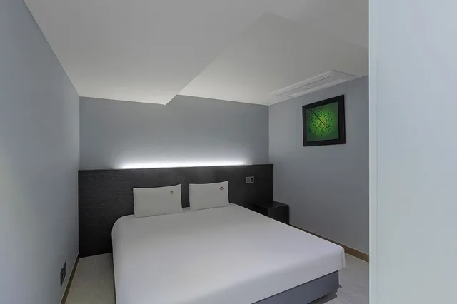 جناح بسريرين منفصلين وسرير كينج بإطلالة جزئية على البحر، Suncloud Hotel 2/5