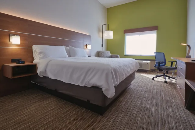 غرفة قياسية بسرير كينج، Holiday Inn Express Suites Akron Regional Airport Area 4/5
