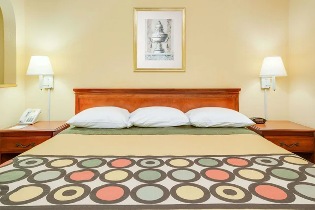غرفة قياسية بسرير كينج للمدخنين، Super 8 by Wyndham Diberville Biloxi Area 3/10