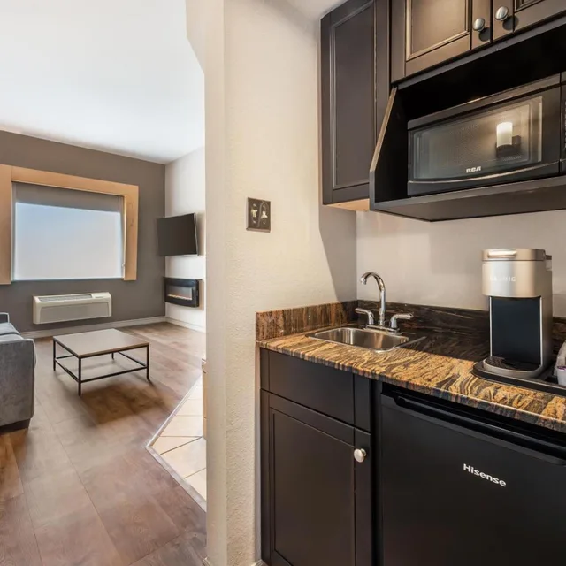 Suite, King Bed, No View, Sofa, Hot Tub, Best Western Plus 1000 Islands Hotel & Suites 5/5