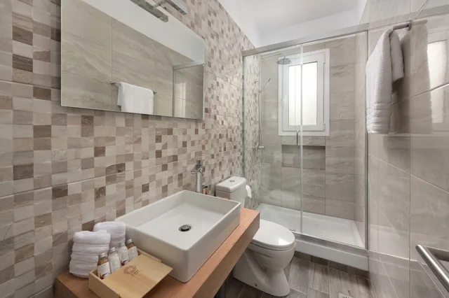 شقة سوبيريور بسرير كينج بشرفة بغرفة نوم واحدة مع أريكة لذوي الإعاقة، L&C Boutique Apartments 2/2
