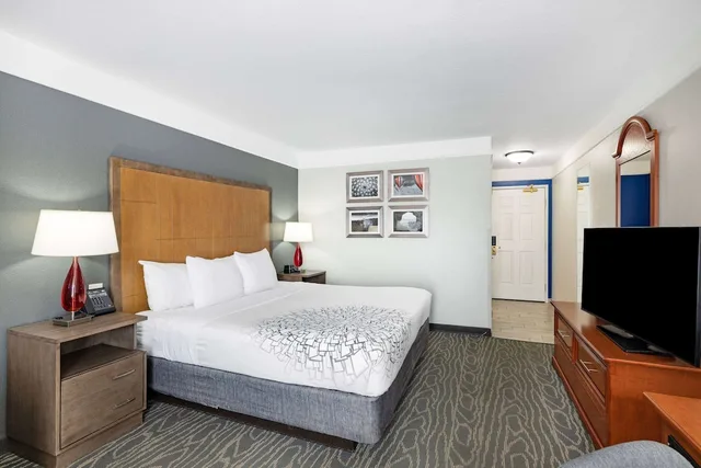 غرفة بسرير كينج لذوي الإعاقة، La Quinta Inn & Suites by Wyndham Gallup 6/10