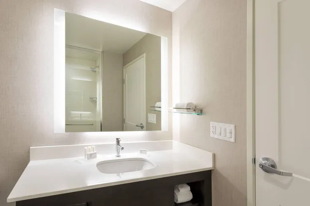 جناح بسرير كينج بغرفة نوم واحدة، Residence Inn Minneapolis Maple Grove/Arbor Lakes 2/3