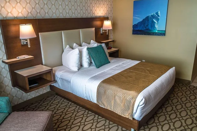 غرفة بسرير كينج وسرير كوين، Best Western Plus St. John s Airport Hotel and Suites 1/10