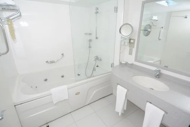 جناح بسرير كوين بغرفة نوم واحدة بمنطقة جلوس، Holiday Inn Istanbul City 7/9