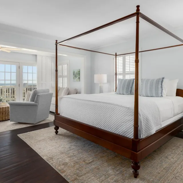 غرفة بسرير كينج بشرفة، Elizabeth Pointe Lodge 2/4