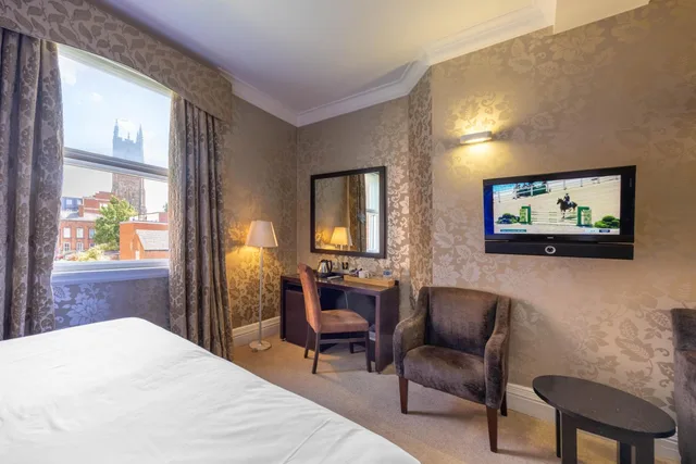 غرفة بسرير كينج وسرير كوين، Cathedral Quarter Hotel 1/3
