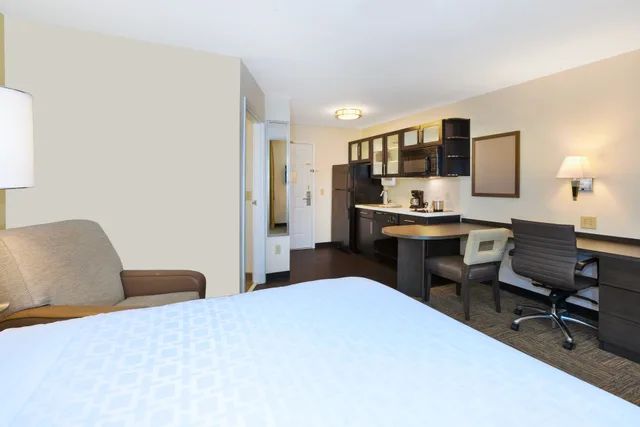 جناح استوديو بسرير كوين لذوي الإعاقة، CANDLEWOOD SUITES POLARIS 1/3