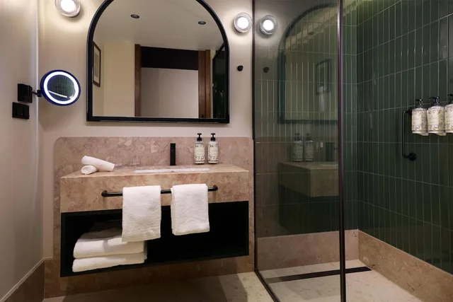 غرفة متصلة عائلية بسرير كينج، Duo Hotel Lisbon, Curio Collection by Hilton 3/3