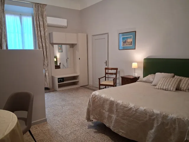غرفة عائلية رباعية بسرير كوين وسريرين منفصلين بغرفة نوم واحدة بحمام خاص، Tourist House 2/10