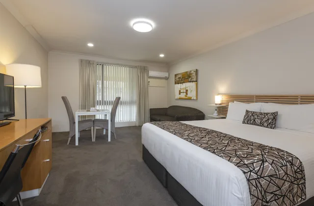 Executive, King Bed, Ground Floor, Zig ZAG Motel & Apartments 1/2
