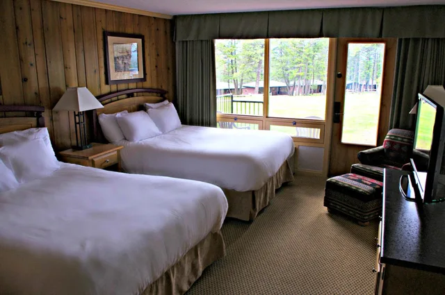 غرفة بسريرين كوين بإطلالة على المسبح، Fairmont Hot Springs Resort 1/2