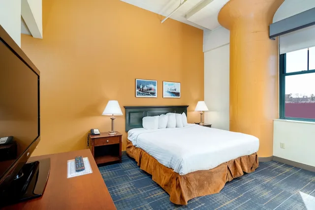 جناح بسرير كينج مع أريكة لذوي الإعاقة، The Suites Hotel at Waterfront Plaza 4/6