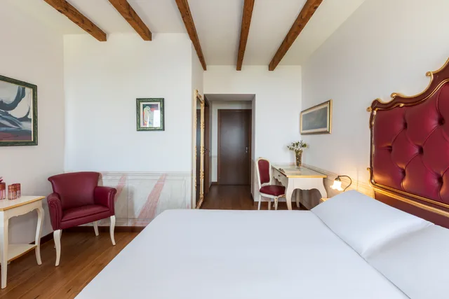 غرفة كلاسيكية بإطلالة على البحيرة في الملحق، Boutique Hotel Villa Sostaga 4/10